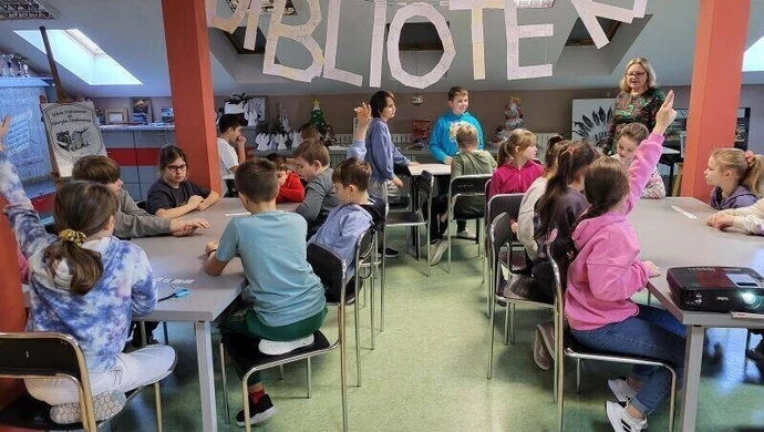 Świętowanie z Kubusiem Puchatkiem w bibliotece Szkoły Podstawowej w Gorzkowicach