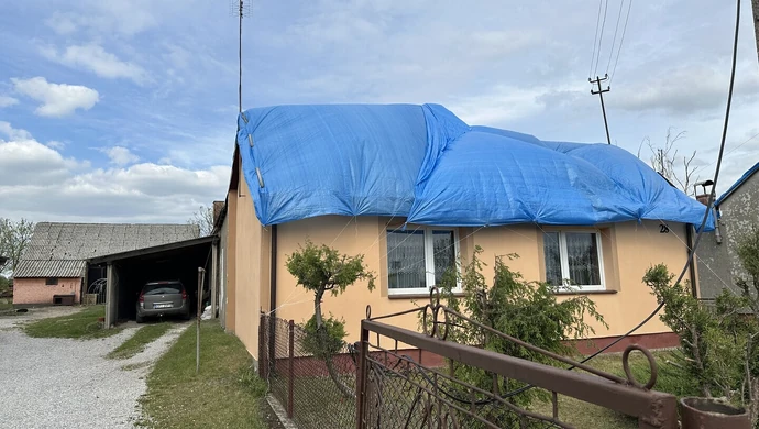 Zerwane dachy, wybite szyby w oknach uszkodzone domy - szacowanie strat i zbiórka po ostatniej nawałnicy w regionie 