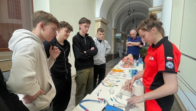 Uczniowie wcielali się w rolę ratowników medycznych w WSPS podczas 12 edycji konkursu "I Ty Możesz Zostać Ratownikiem"