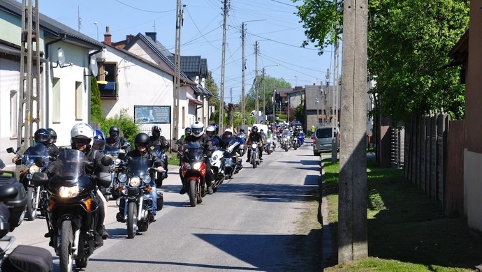 Motocyklowa pasja w Wolborzu – uroczyste rozpoczęcie sezonu przyciągnęło tłumy