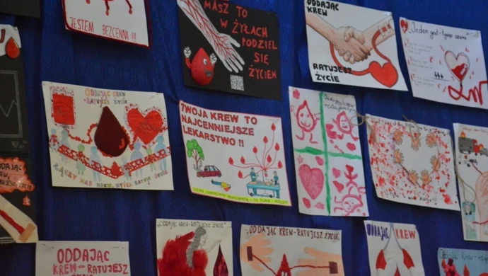 Spośród ponad 200 prac plastycznych powstałych z potrzeby serca i chęci niesienia pomocy, aż 40 zostało nagrodzonych podczas gali w Zespole Szkół CKU w Sulejowie. Młodzież udowodniła, że rozumie, jak ważna jest każda kropla krwi.