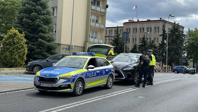 Wypadek z udziałem radiowozu na ul. Sienkiewicza w Piotrkowie. Dwóch policjantów trafiło do szpitala