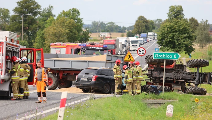 Dramatyczny wypadek na DK74 w Woźnikach, traktor przewrócony na jezdnię ZDJĘCIA
