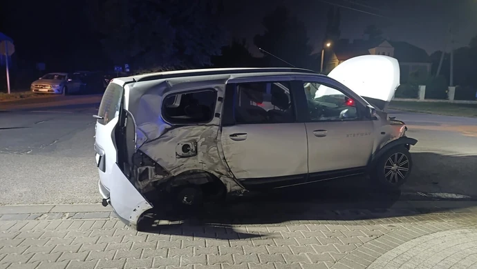 Wypadek na Głównej w Czarnocinie. Dacia uderzyła w słup. Kierowca był kompletnie pijany