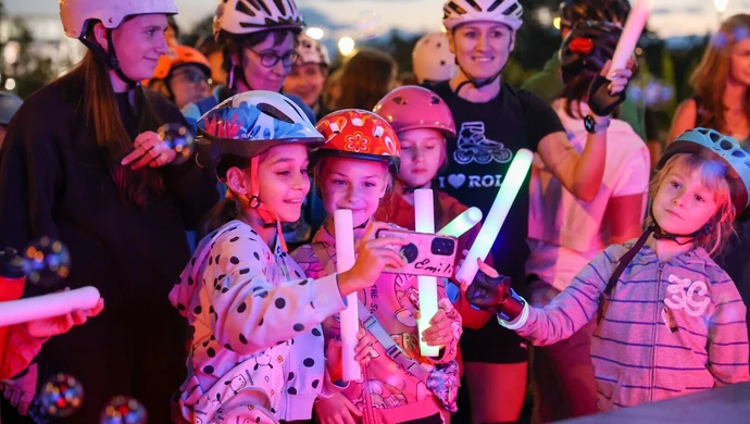 Nightskating Piotrków – relacja z przejazdu rolkarzy i atrakcji. Czy policja nie stanęła na wysokości zadania?