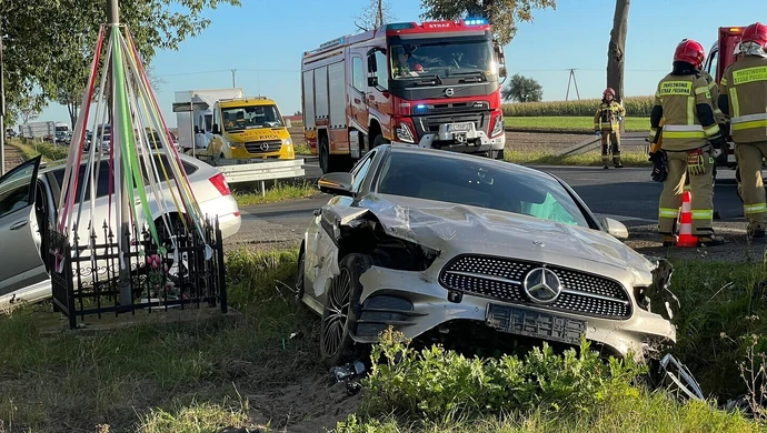 Groźna kolizja na skrzyżowaniu w Milejowie. Trzy samochody zderzyły się na DK91, dwa auta wpadły do rowu – droga zablokowana