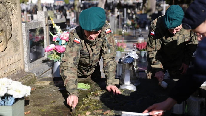 Młode twarze bohaterów - ŚZŻAK w Piotrkowie upamiętnił żołnierzy Armii Krajowej