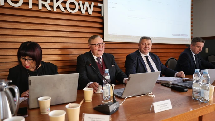 Radni Piotrkowa Trybunalskiego debatują nad budżetem na 2025 rok, podwyżką pensji prezydenta, remontami ulic, gospodarką odpadami, Kartą Mieszkańca, zakazem małpek i rozpadem klubu byłego prezydenta miasta