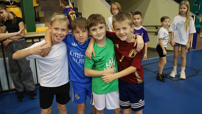 Sportowa lekcja z OSiR-em:  Piłkarze PKS Polonia poprowadzili zajęcia dla uczniów