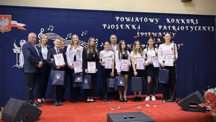 Młodzi zaśpiewali dla Niepodległej w Łękach Szlacheckich