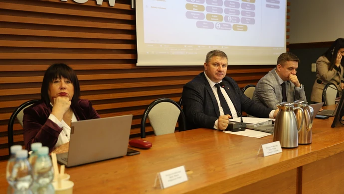 Jak wybrać odpowiedni nawóz, aby trawnik był gęsty, zielony i odporny na uszkodzenia