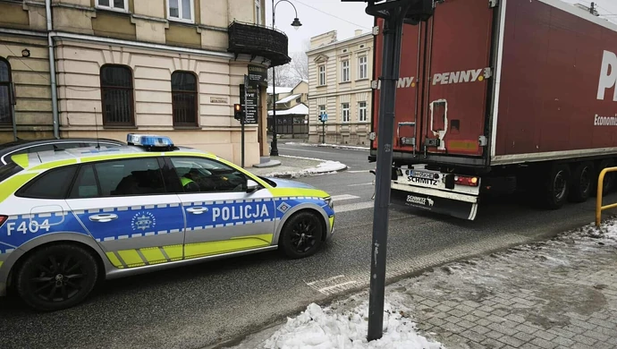 Kolizja ciężarówki i samochodu osobowego na ul. Wojska Polskiego w Piotrkowie Trybunalskim