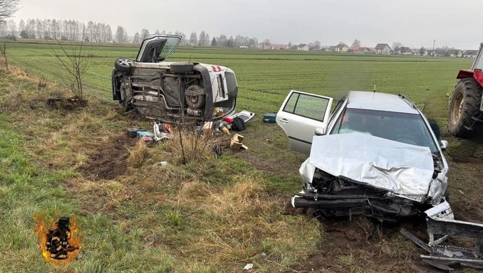 Zderzenie dwóch samochodów w Nowinkach. Dwie osoby trafiły do szpitala