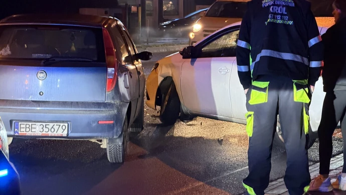 Dwa samochody zderzyły się na wjeździe do OBI. Za kierownicami kobiety