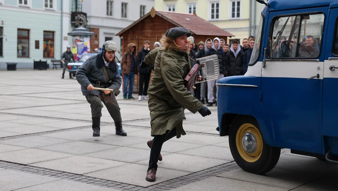 PRL wrócił na ulice Piotrkowa! Takiej zabawy z cinkciarzami i konspiratorami jeszcze nie było ZDJĘCIA