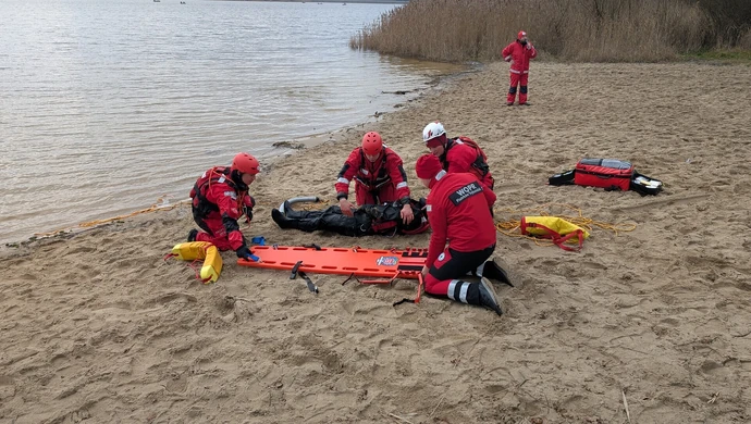 Edukacyjna akcja WOPR przy Zalewie Cieszanowickim. Ratownicy pokazali, jak reagować w sytuacjach zagrożenia