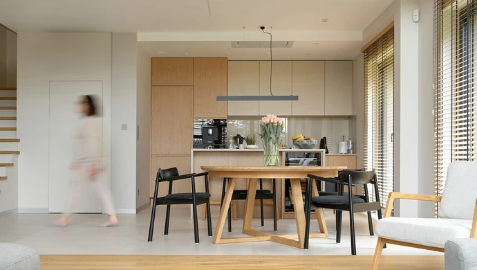 Pracownia SĘK W TYM — miejsce, gdzie powstają stoły, które udźwigną całe Wasze rodzinne życie. Odwiedź nasz showroom w Piotrkowie Trybunalskim.