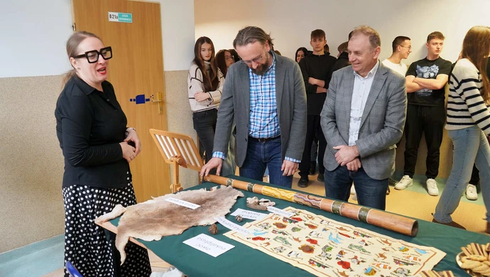 Malarstwo inspirowane kulturą Aborygenów – wyjątkowy wernisaż w ZSP nr 2