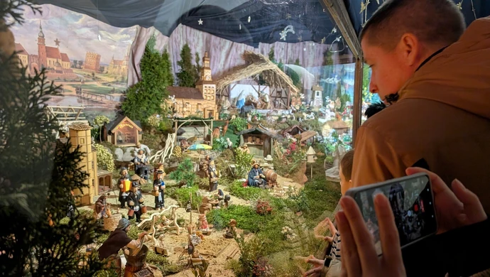 Kolejka do ruchomej szopki w Klasztorze oo. Bernardynów