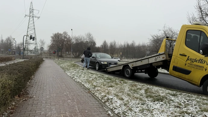 Wciąż bardzo ślisko na drogach. Wiele zdarzeń w Piotrkowie i regionie