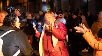 Tak bawił się Piotrków! Sylwestrowa potańcówka na ulicy Słowackiego, życzenia od prezydenta Juliusza Wiernickiego, konkursy, muzyka i niezapomniana zabawa z DJ-em. Tak Piotrkowianie przywitali 2025 rok!