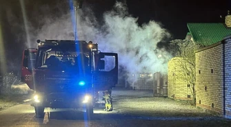 Pożar wiaty śmietnikowej na terenie przedszkola w Piotrkowie. W akcji dwa zastępy straży pożarnej. Przyczyną fajerwerki?