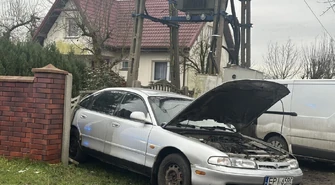 Śmiertelny wypadek w Podlubieniu. Mężczyzna staranował płot, ławkę, uderzył w zaparkowane samochody i wbił się w betonowe ogrodzenie. Zginął na miejscu. Czy był przytomny?