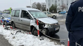 Uderzył w bariery na rondzie. Trafił do szpitala