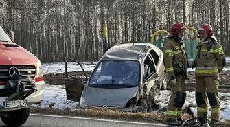 Groźny wypadek na DK91. Kierująca Suzuki zjechała na przeciwległy pas. Kierujący Citroenem został przewieziony do szpitala