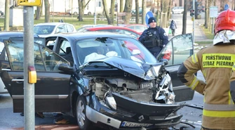 Kto wjechał na czerwonym świetle? Zderzenie dwóch samochodów na skrzyżowaniu Al. 3-Maja i Kopernika. Jedna osoba trafiła do szpitala