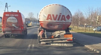 Zderzenie dwóch ciężarówek na Dmowskiego. Są utrudnienia w ruchu