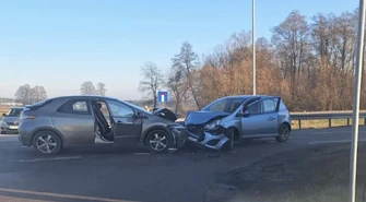 Czołowe zderzenie na wiadukcie w Rakowie