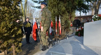 Prezydent Piotrkowa złożył kwiaty pod pomnikiem powstańców styczniowych  w 162 rocznice wybuchu