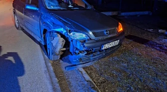 Kolizja w Poniatowie: Opel Astra uderzył w zaparkowane auto