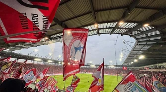 Młodzież UKS Piotrcovia na meczu Widzewa