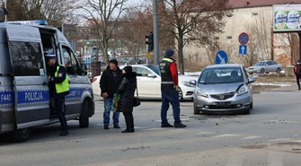 Zderzenie trzech samochodów na skrzyżowaniu 3-Maja i Kopernika