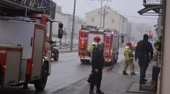 Podpalał swoje rzeczy i wyrzucał na podwórko. Kolejny pożar w Piotrkowie