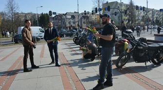 Piotrkowscy motocykliści wręczali kwiaty kobietom wspólnie z prezydentem Piotrkowa