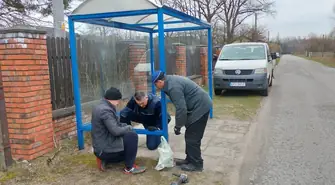 Naprawiali wiaty przystankowe na terenie gminy Gorzkowice