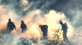 Wypalanie traw to śmiertelne niebezpieczeństwo – Policja ostrzega przed tragicznymi skutkami nieodpowiedzialności