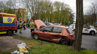 Piotrków: wypadek na skrzyżowaniu Dmowskiego i Kostromskiej. Zderzenie Peugeota z Oplem, trzy osoby poszkodowane, w tym małe dziecko 