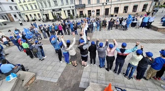 Nauczyciele i uczniowie Specjalnego Ośrodka Szkolno - Wychowawczego w Piotrkowie zorganizowali happening w Rynku Trybunalskim 