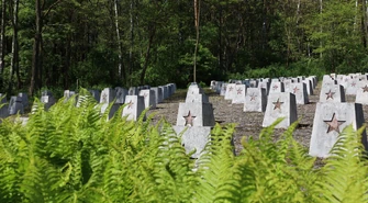 Las Rakowski i groby żołnierzy radzieckich. Dlaczego obecnie mało kto pamięta o cmentarzu, który miał być symbolem zwycięstwa?