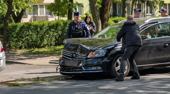Niebezpieczne zdarzenie na skrzyżowaniu w Piotrkowie. Opel wymusił pierwszeństwo