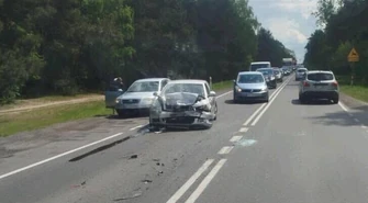 Zderzenie dwóch pojazdów na DK 12 na wysokości miejscowości Przygłów. Kobieta zabrana do szpitala 