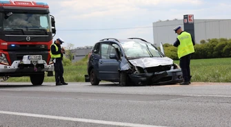 Groźny wypadek w Gomulinie. Kierująca Toyotą miała zasnąć i uderzyć w przepust – dwie osoby trafiły do szpitala