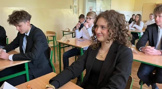 Egzaminy ósmoklasisty 2025 rozpoczęte. Uczniowie SP3 w Piotrkowie zmagają się z językiem polskim