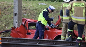Zderzenie pociągu i osobówki w Raciborowicach. Jedna osoba nie żyje, druga w ciężkim stanie przetransportowana przez LPR. Dramat pod Piotrkowem 