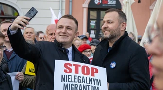 Marsz przeciw imigracji przeszedł przez Piotrków. Na transparentach nie brakowało politycznych haseł