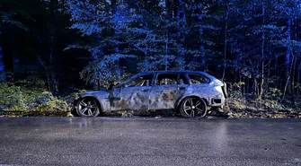 Groźny pożar pod Piotrkowem. Osobowe BMW doszczętnie spłonęło